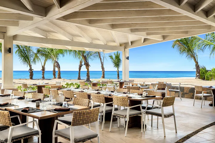 Windows international buffet at Sunscape Dominicus La Romana featuring bright dining space, diverse food stations, and a family-friendly atmosphere.